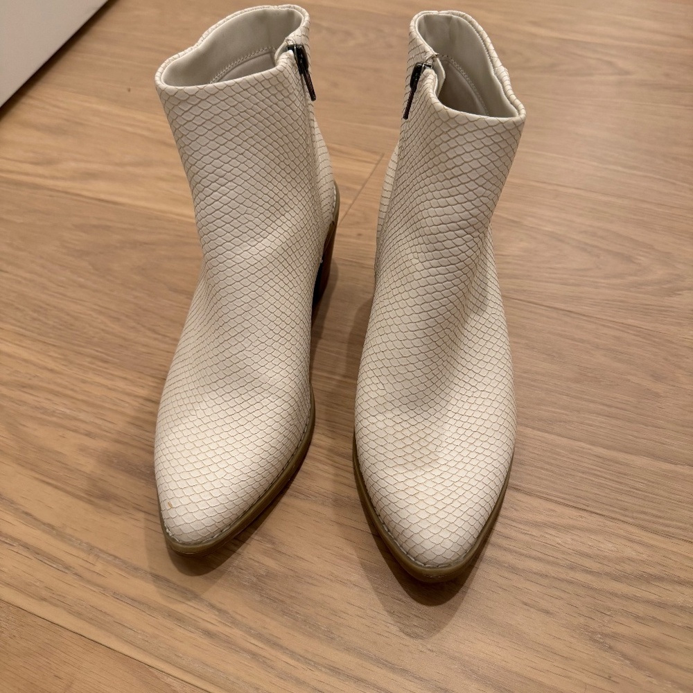 Universal Thread Malby low shaft heeled ankle booties